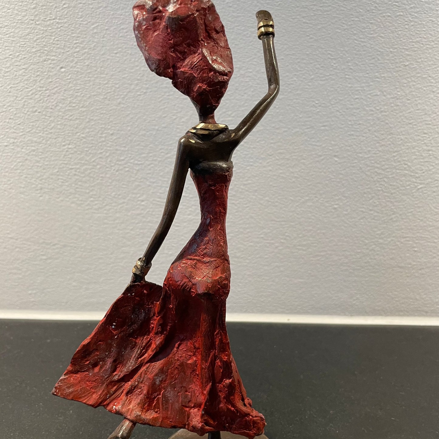 Messing kunst, Power woman 21-25 cm i genbrugs messing. Lavet Fair Trade i Burkina Faso