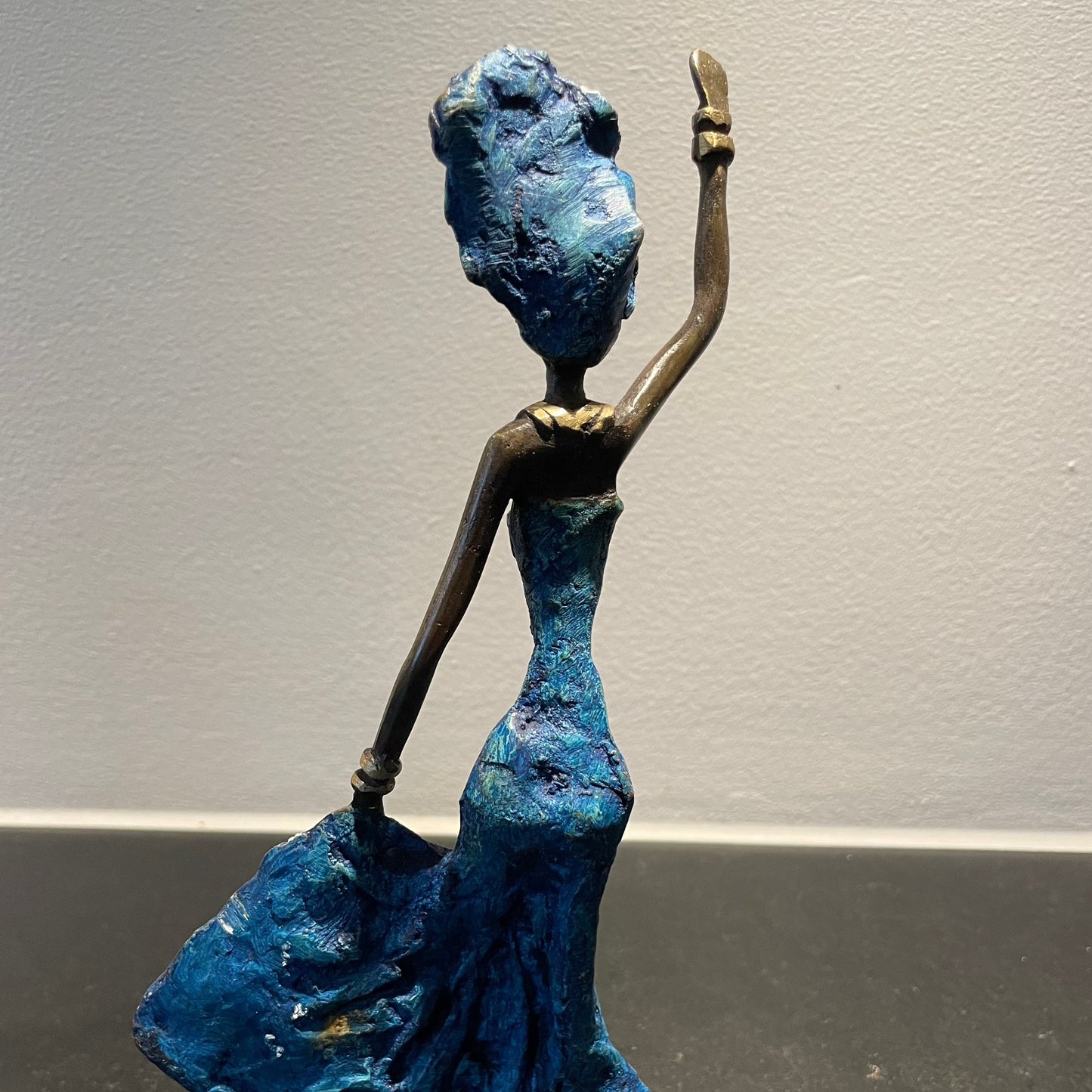 Messing kunst, Power woman 21-25 cm i genbrugs messing. Lavet Fair Trade i Burkina Faso