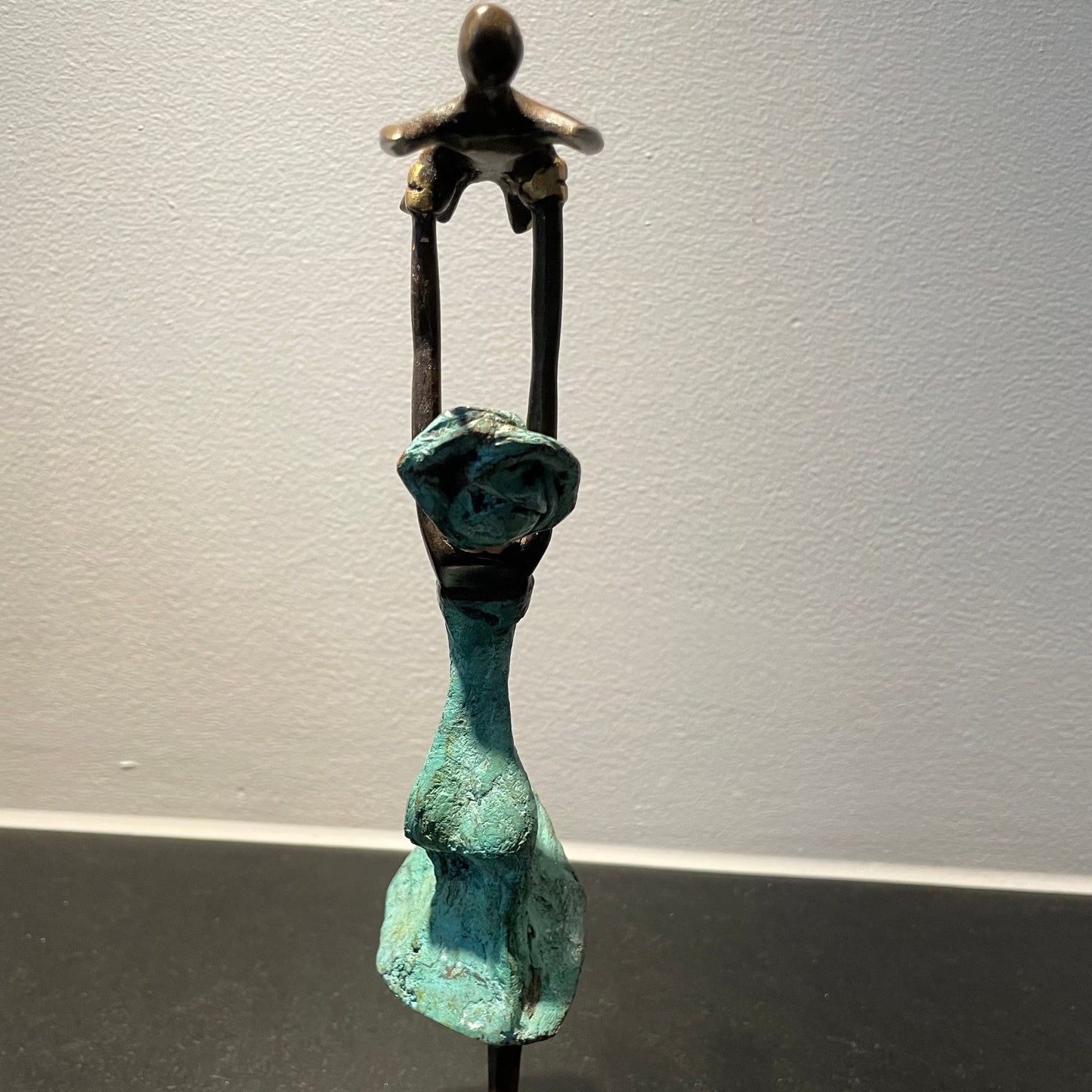 Messing kunst, Power woman 21-25 cm i genbrugs messing. Lavet Fair Trade i Burkina Faso