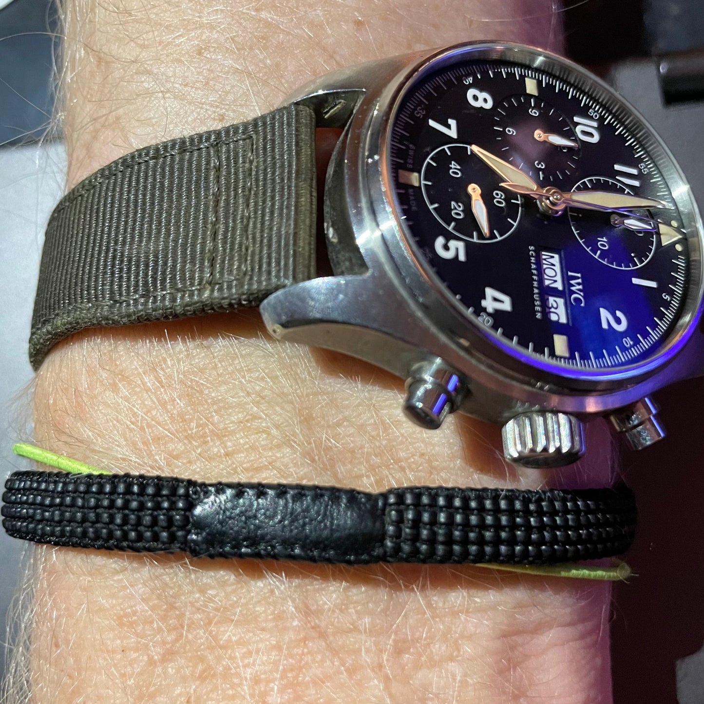 Armbånd til mænd i læder og perler. Håndlavet i Indonesien