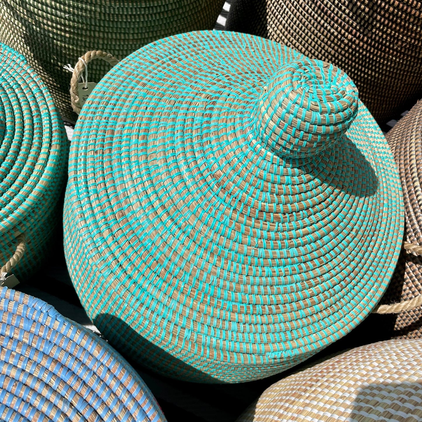 Vasketøjskurv håndflettet elefantgræs og genbrugsplast med Senegal-låg. Turkis. Fire størrelser. Fair Trade