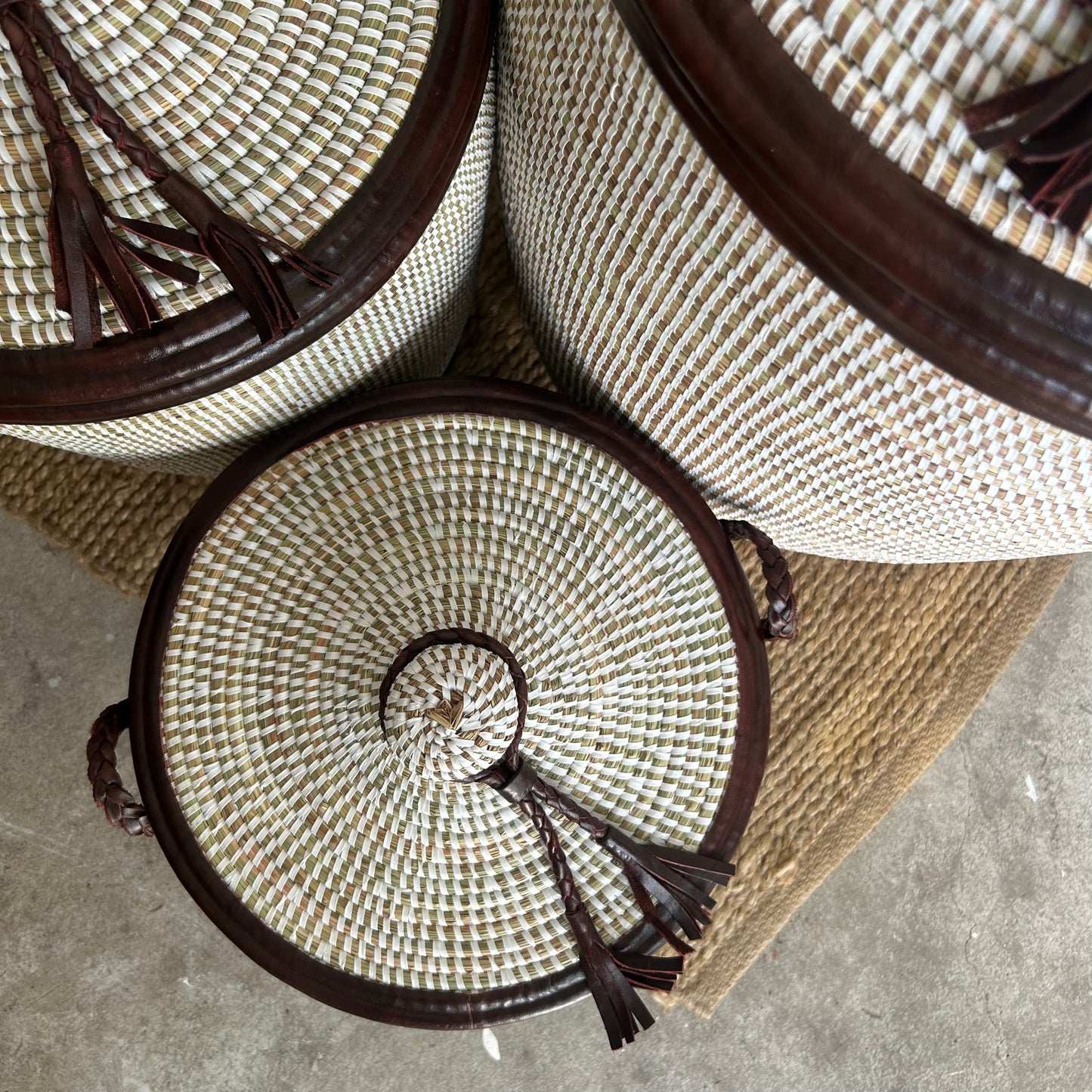 White laundry basket with leather details, hand braided with Senegal lid