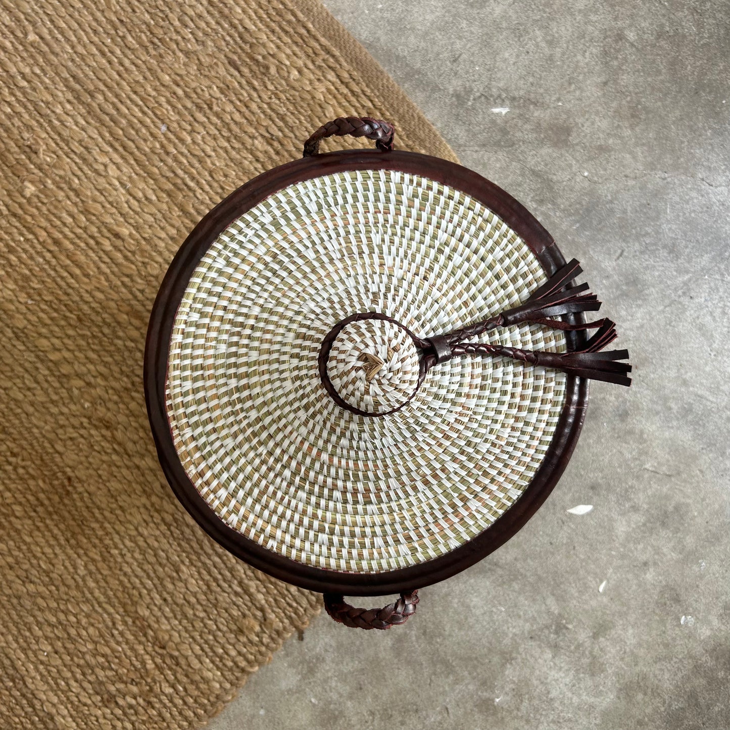 White laundry basket with leather details, hand braided with Senegal lid