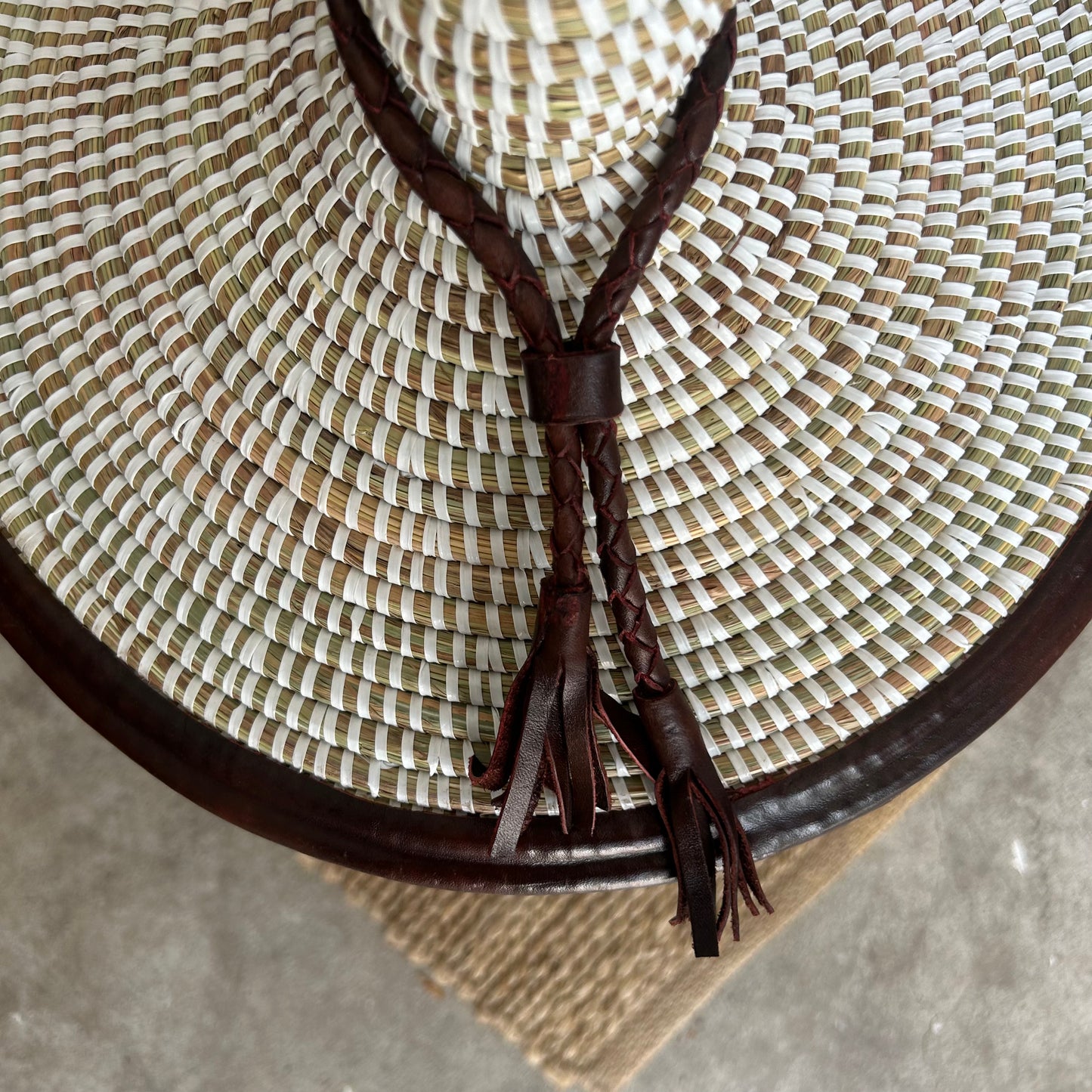 White laundry basket with leather details, hand braided with Senegal lid