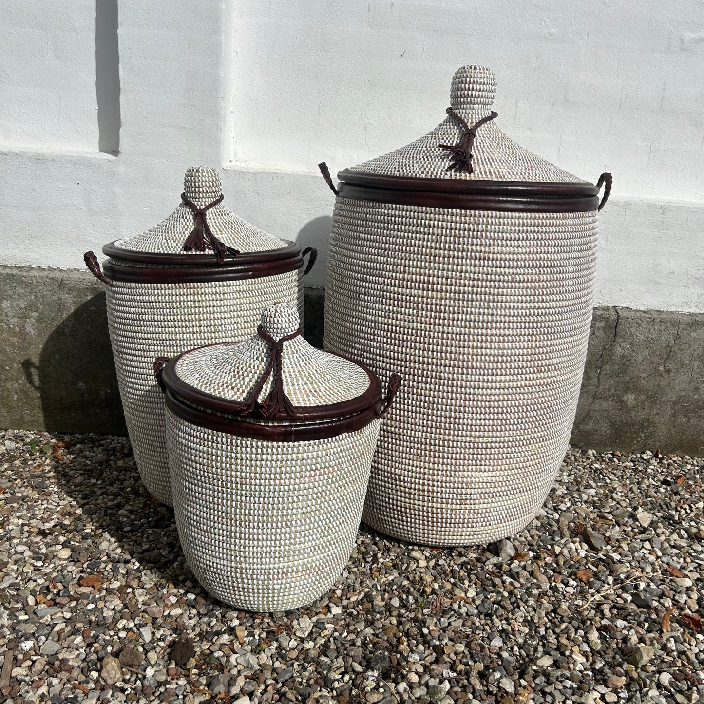 White laundry basket with leather details, hand braided with Senegal lid
