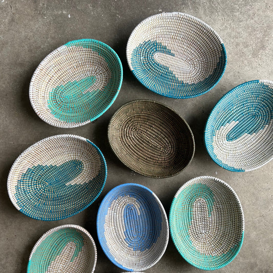 Bread tray in colorful patterns. Oval. Handwoven. Fair Trade from Senegal