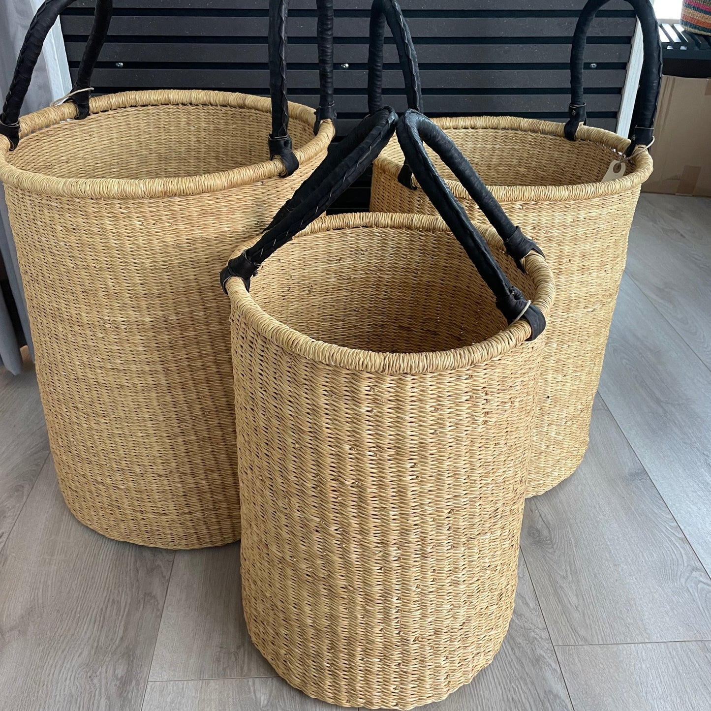 Vasketøjs- el. legetøjskurv, natur med sort skind hank