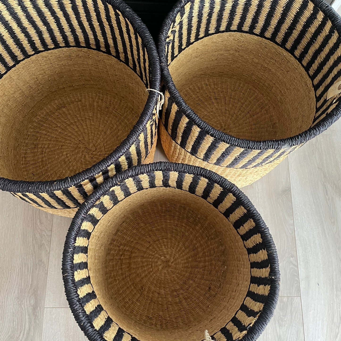 Vasketøjskurv håndflettet med låg. Natur farve og sort. Tre størrelser. Fair Trade fra Ghana