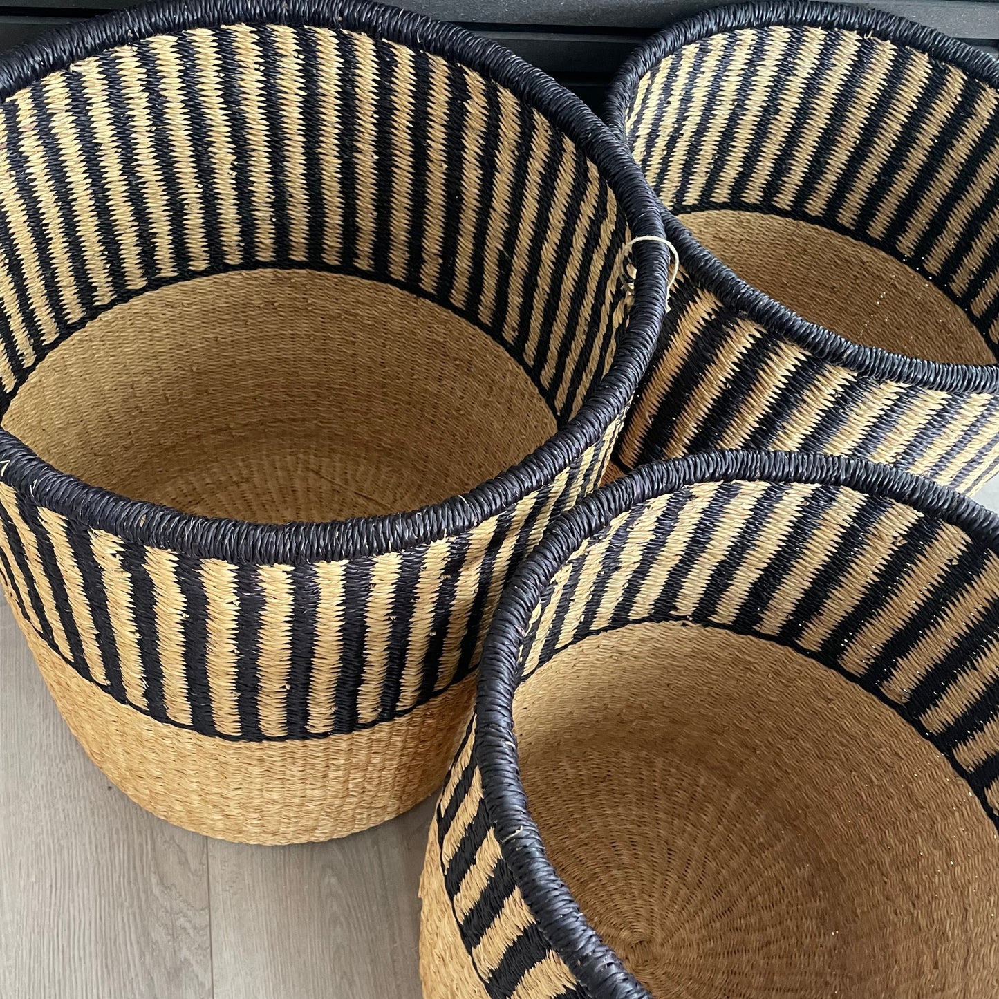 Vasketøjskurv håndflettet med låg. Natur farve og sort. Tre størrelser. Fair Trade fra Ghana
