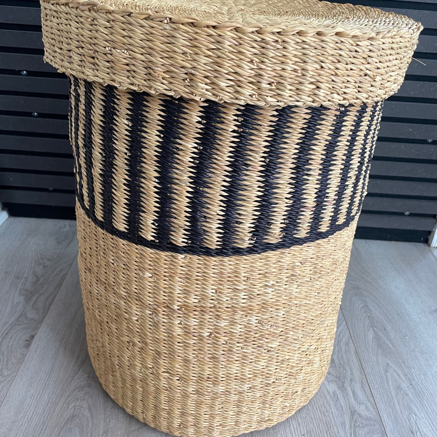 Vasketøjskurv håndflettet med låg. Natur farve og sort. Tre størrelser. Fair Trade fra Ghana