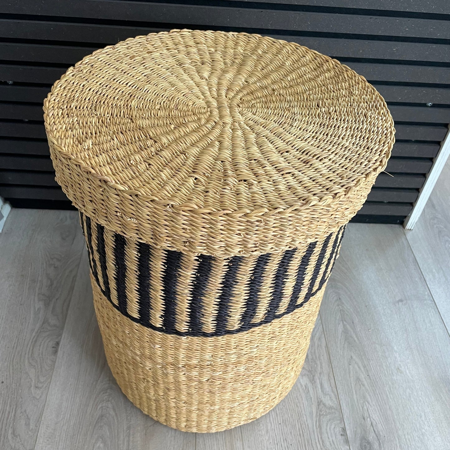 Vasketøjskurv håndflettet med låg. Natur farve og sort. Tre størrelser. Fair Trade fra Ghana