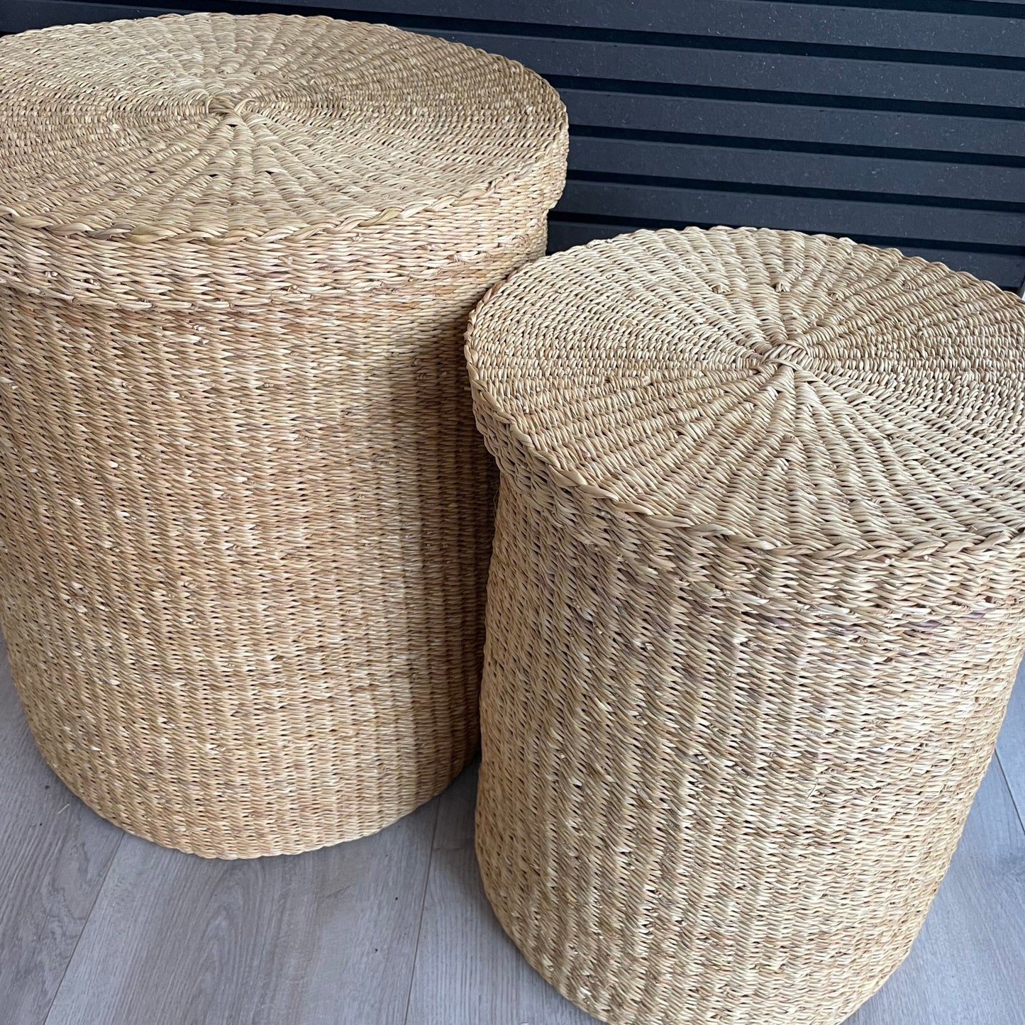 Vasketøjskurv i flettet elefantgræs i tre størrelser. Håndlavet og Fair Trade fra Ghana