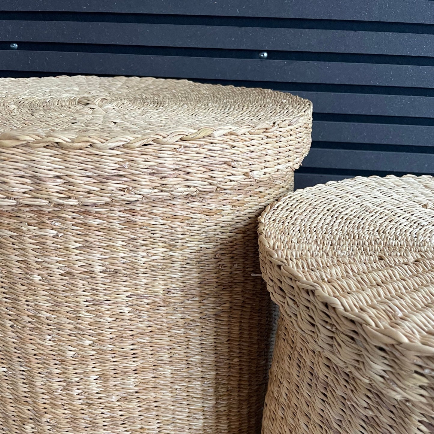 Vasketøjskurv i flettet elefantgræs i tre størrelser. Håndlavet og Fair Trade fra Ghana