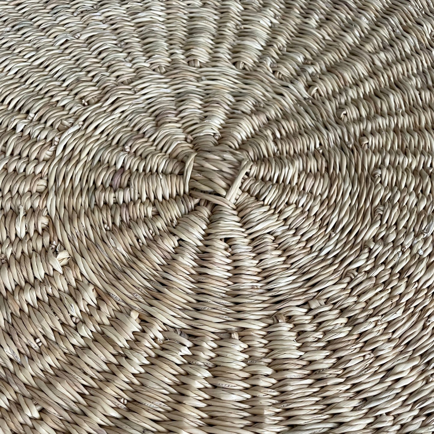 Vasketøjskurv i flettet elefantgræs i tre størrelser. Håndlavet og Fair Trade fra Ghana