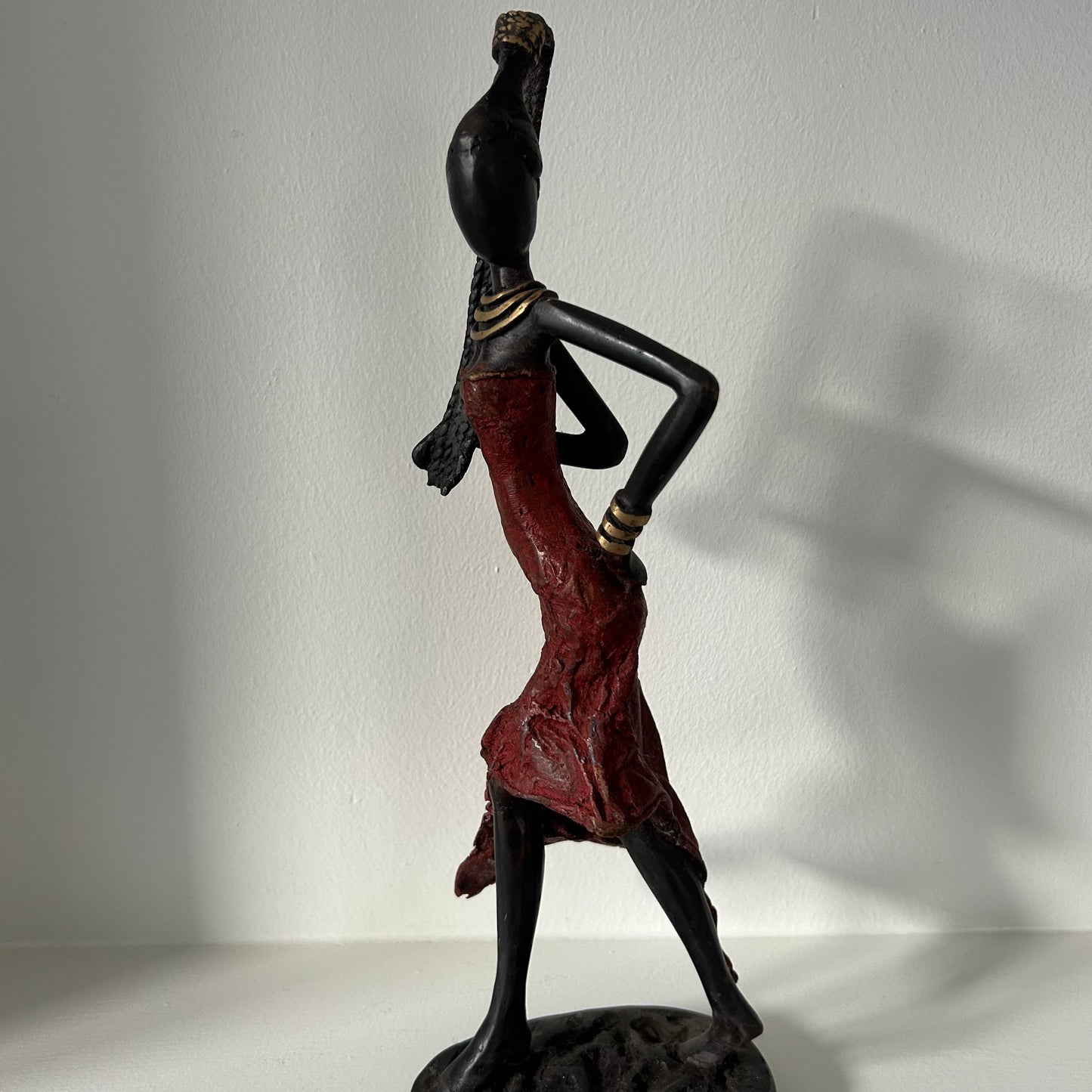 Brass art, 'Power Woman' in red & long hair, 35-37 cm, Fair Trade, Burkina Faso