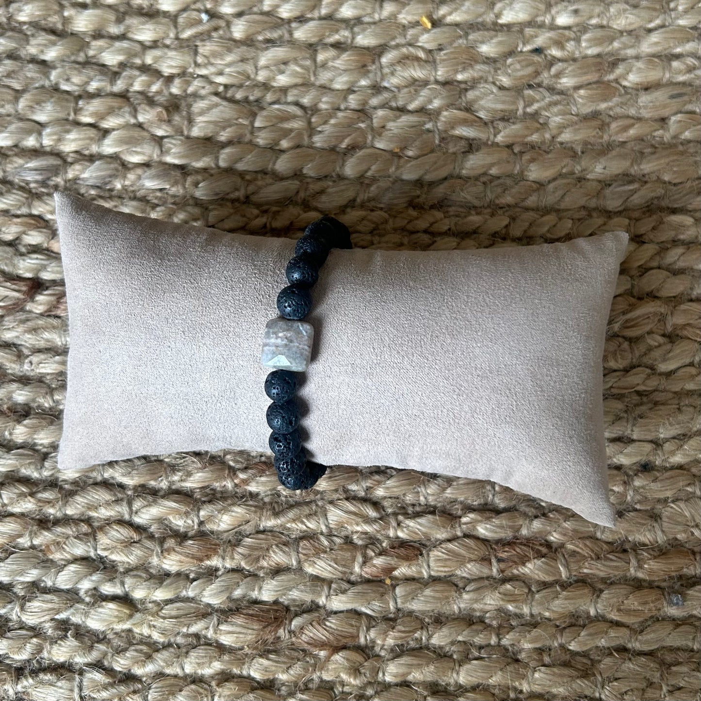 Armbånd til mænd, polerede lavasten med agat-charm