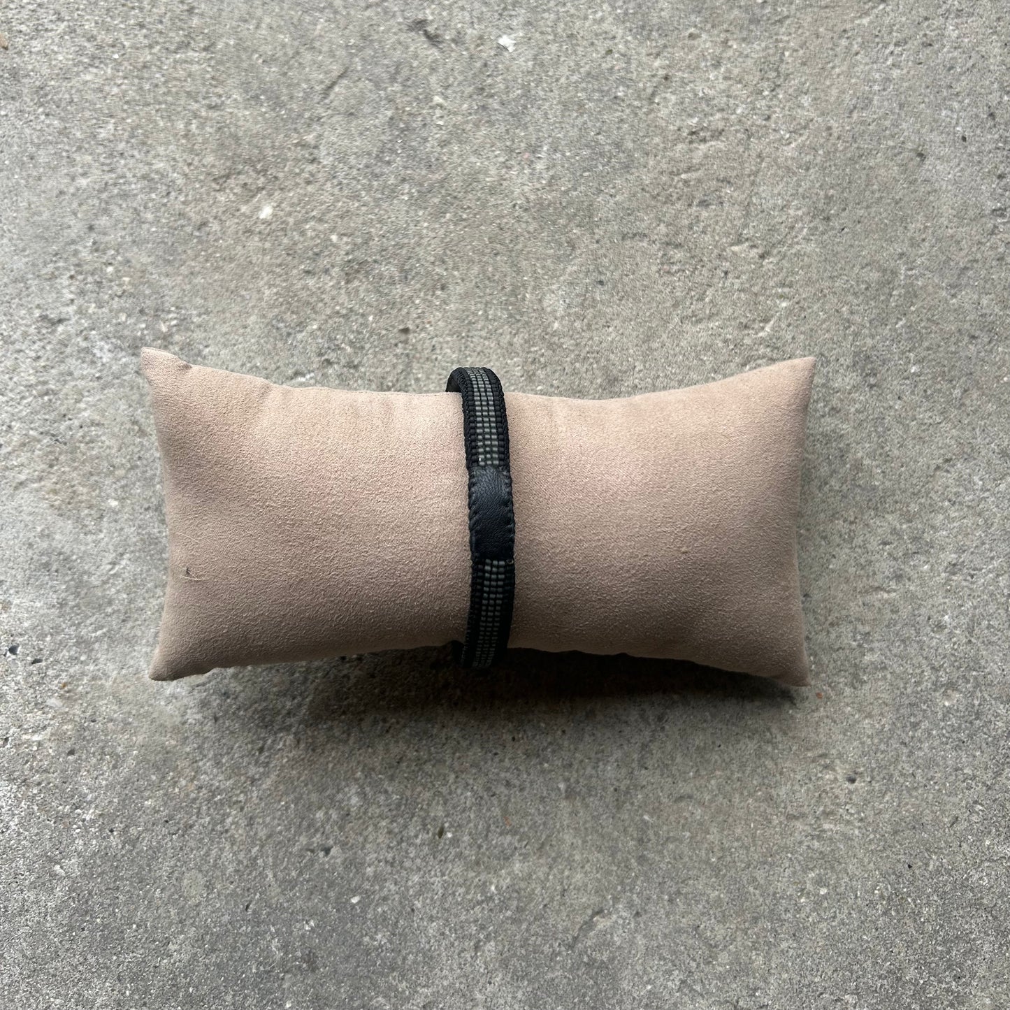 Bracelet for men, leather & black/gray beads