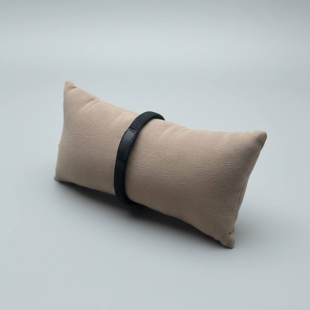 Sort læderarmbånd med vævet rem og justerbar spænde