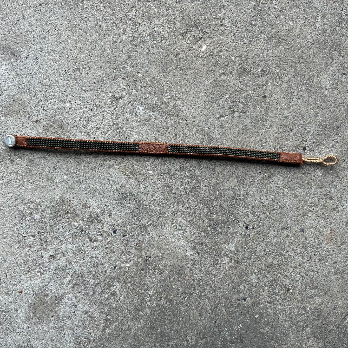 Armbånd til mænd, læder med army grønne perler