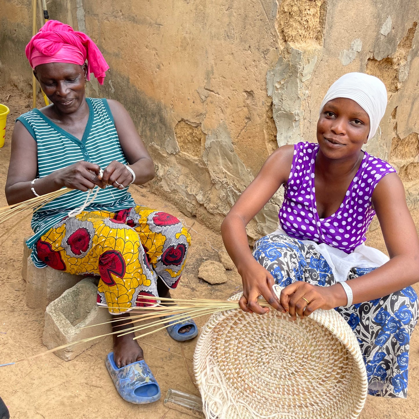 Sort vasketøjskurv med læder, håndflettet med Senegal-låg