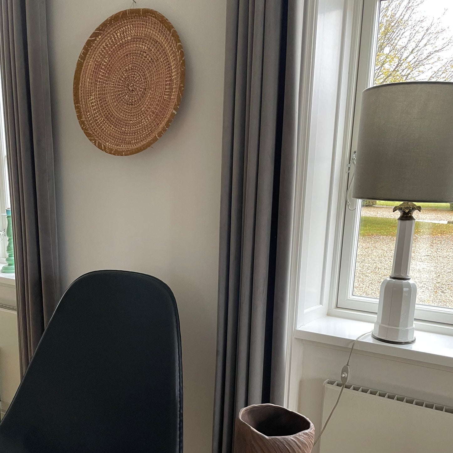 Flettede kurve til væg eller bord. Flettet i elefantgræs med læder eller tekstil kant. Fair Trade fra Senegal