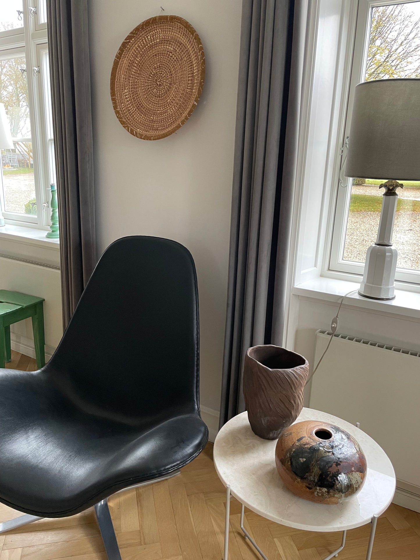 Flettede kurve til væg eller bord. Flettet i elefantgræs med læder eller tekstil kant. Fair Trade fra Senegal