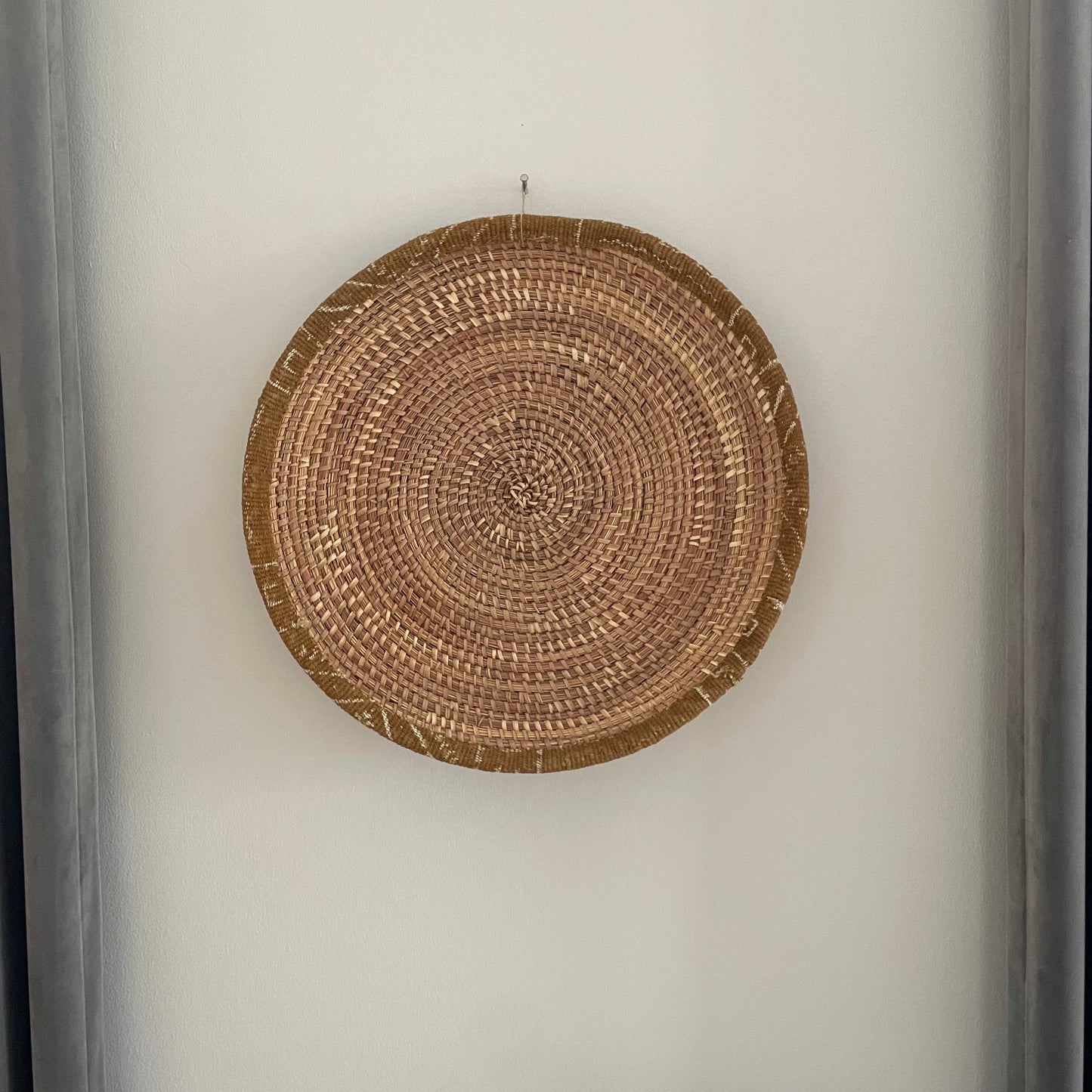 Flettede kurve til væg eller bord. Flettet i elefantgræs med læder eller tekstil kant. Fair Trade fra Senegal