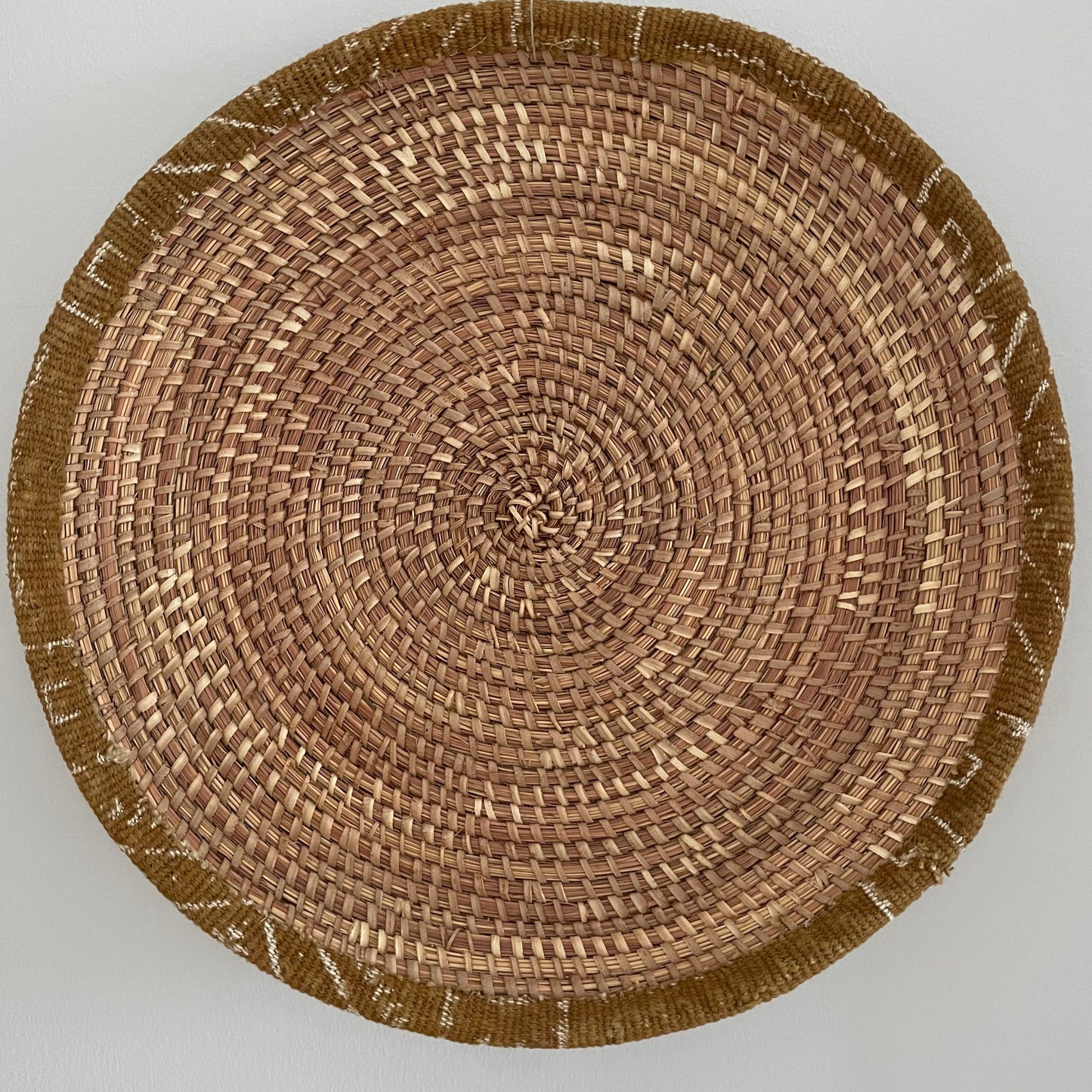 Flettede kurve til væg eller bord. Flettet i elefantgræs med læder eller tekstil kant. Fair Trade fra Senegal