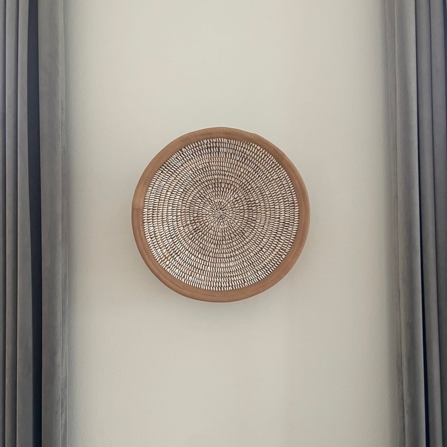 Flettede kurve til væg eller bord. Flettet i elefantgræs med læder eller tekstil kant. Fair Trade fra Senegal