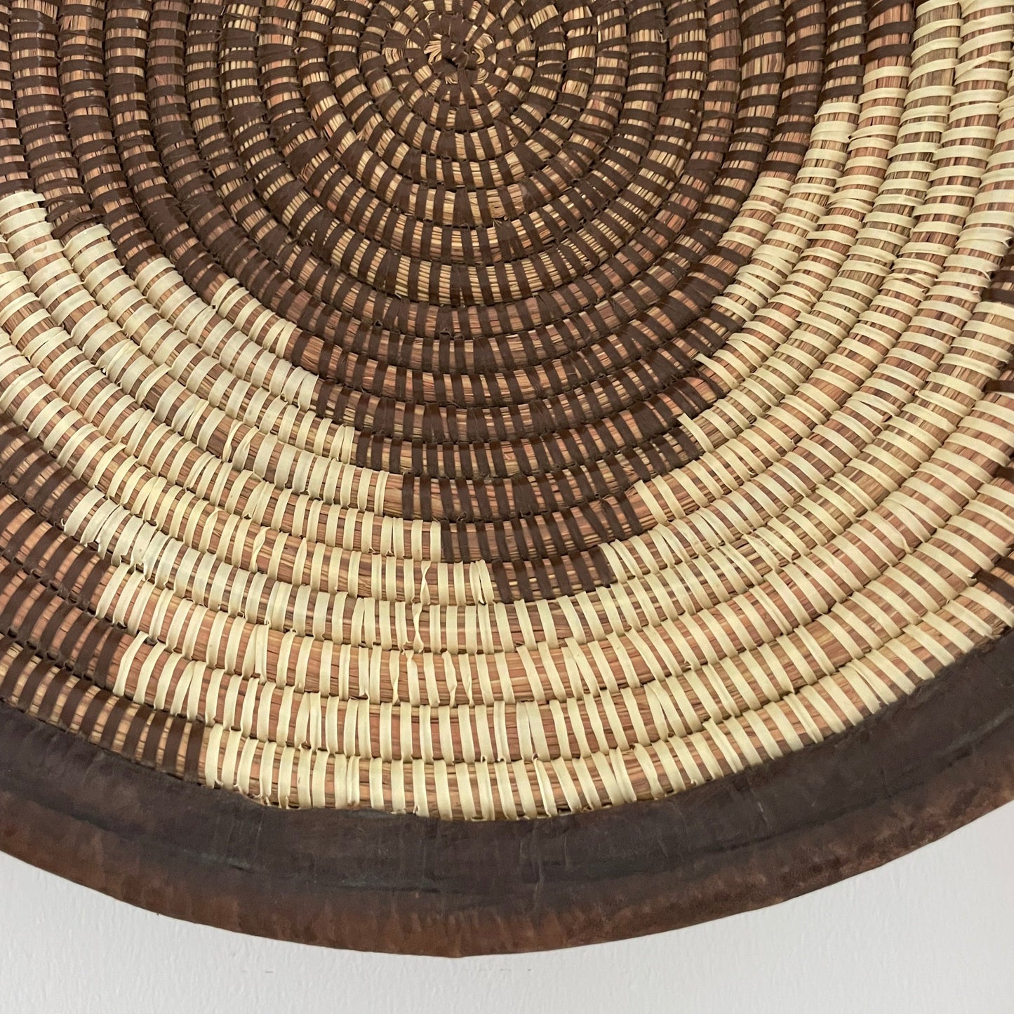 Flettede kurve til væg eller bord. Flettet i elefantgræs med læder eller tekstil kant. Fair Trade fra Senegal