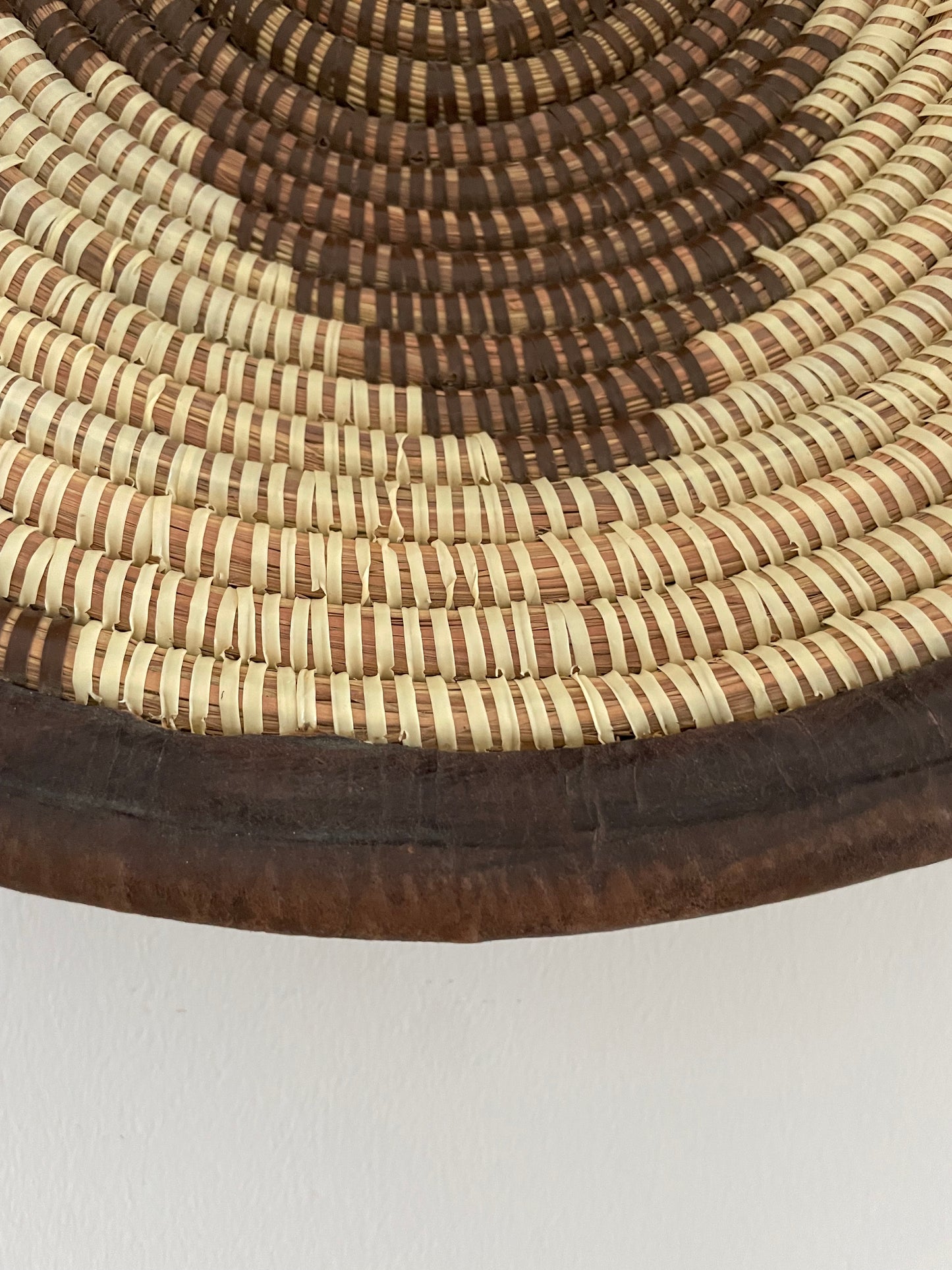Flettede kurve til væg eller bord. Flettet i elefantgræs med læder eller tekstil kant. Fair Trade fra Senegal
