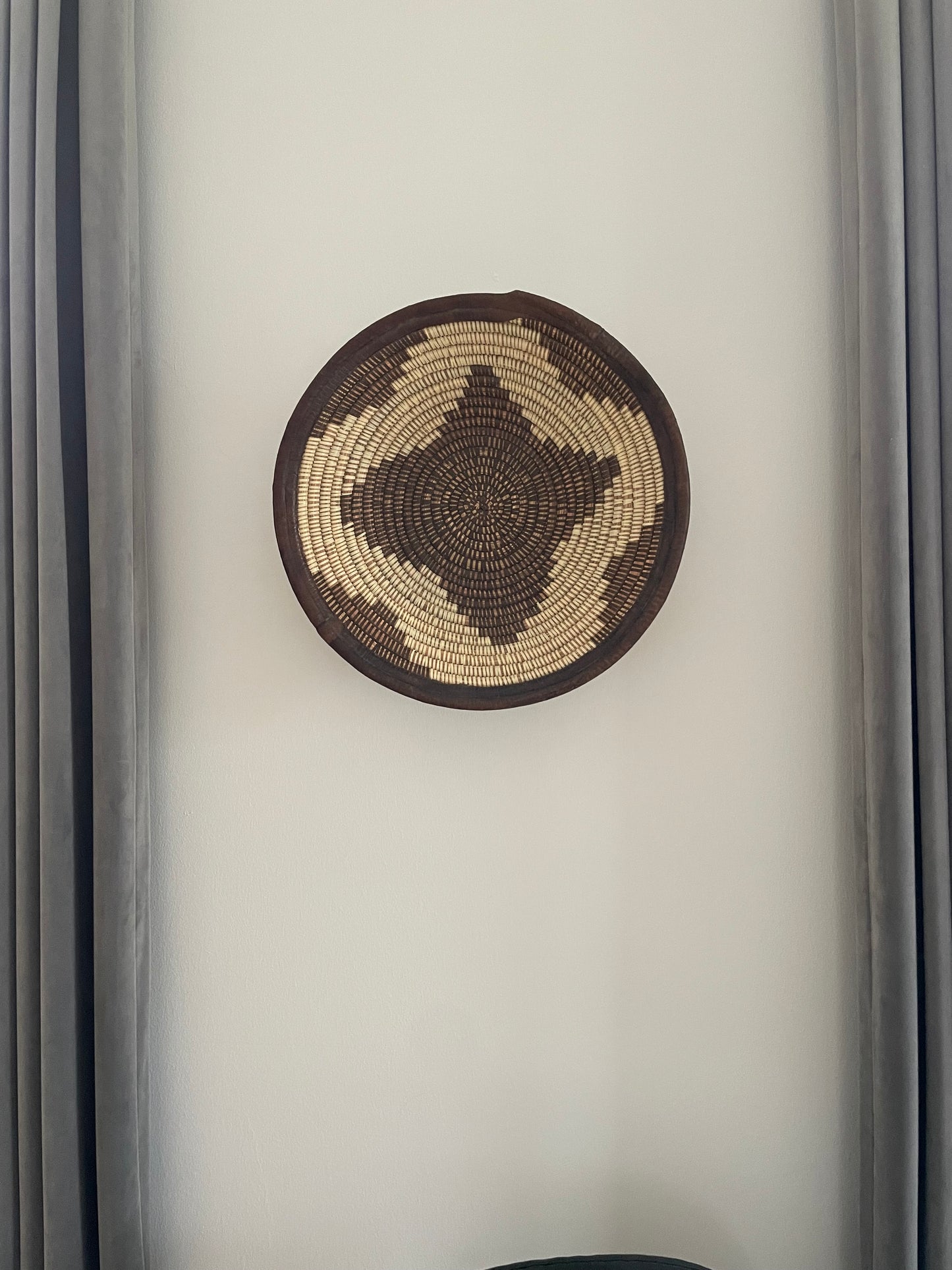 Flettede kurve til væg eller bord. Flettet i elefantgræs med læder eller tekstil kant. Fair Trade fra Senegal