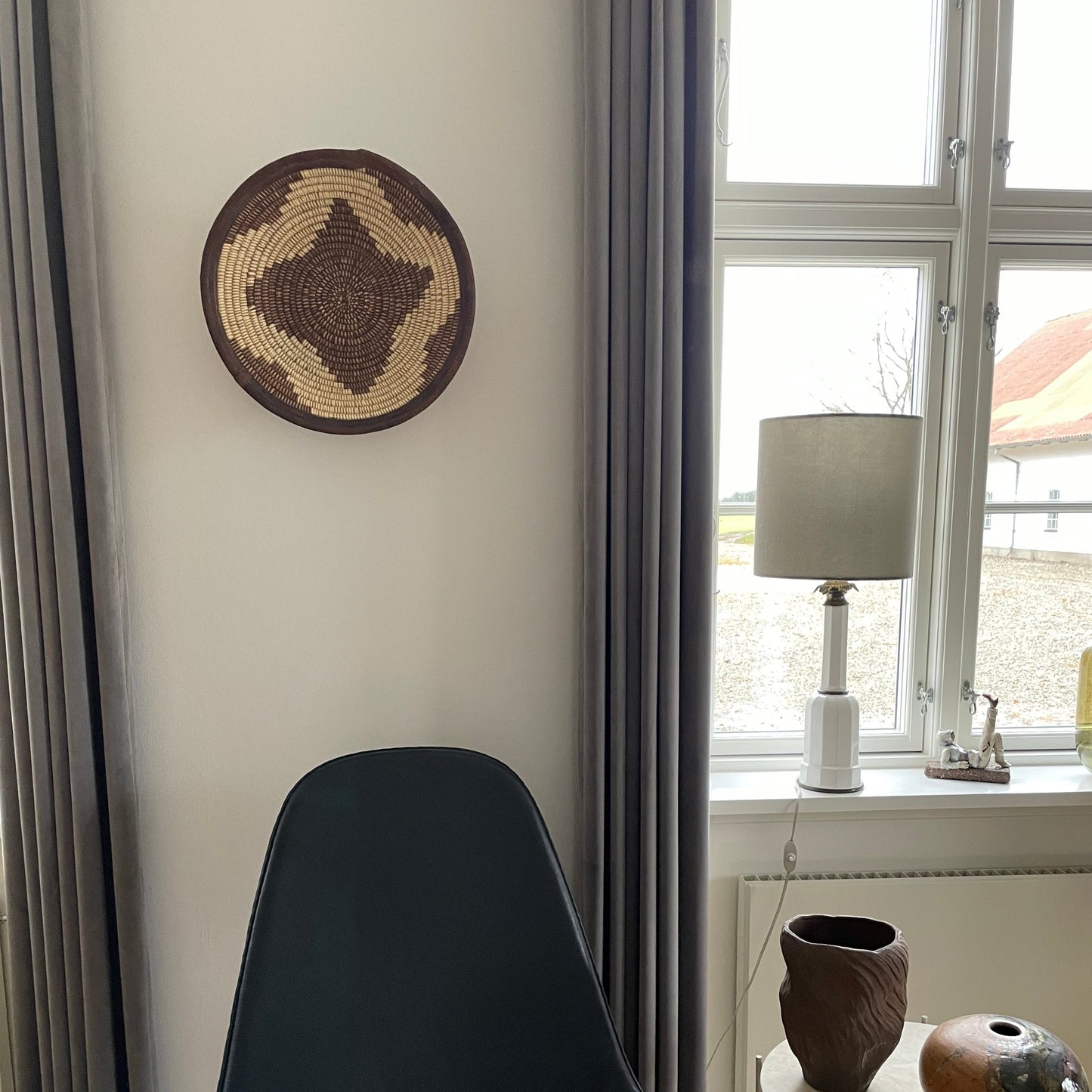 Flettede kurve til væg eller bord. Flettet i elefantgræs med læder eller tekstil kant. Fair Trade fra Senegal