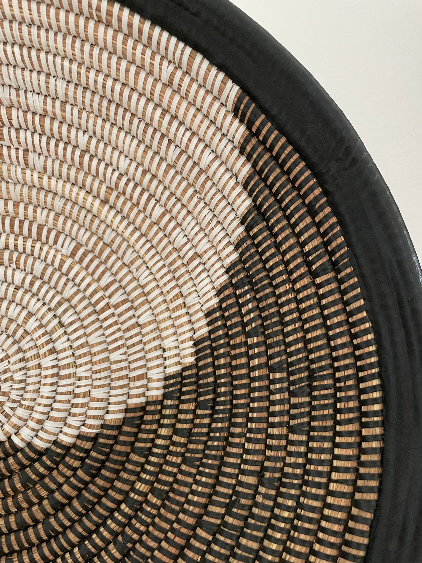 Flettede kurve til væg eller bord. Flettet i elefantgræs med læder eller tekstil kant. Fair Trade fra Senegal