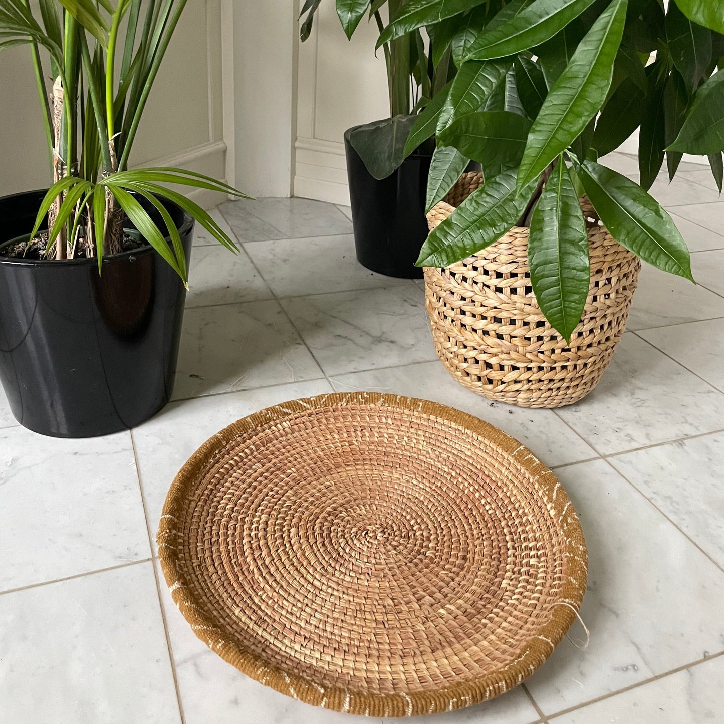 Flettede kurve til væg eller bord. Flettet i elefantgræs med læder eller tekstil kant. Fair Trade fra Senegal
