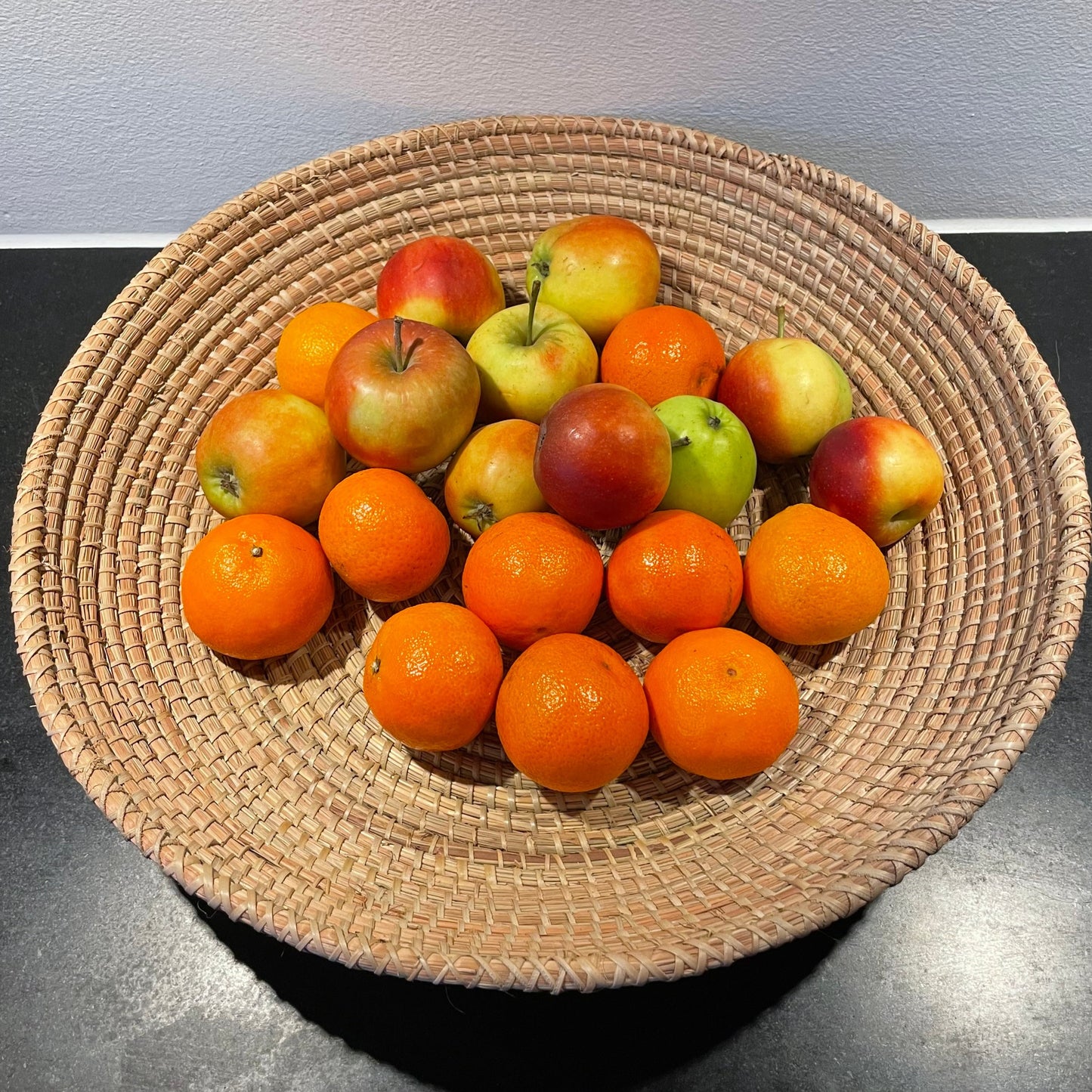 Brødbakke. Stor og vævet i søgræs med bæredygtige materialer. Natur farvet. Fair Trade fra Senegal