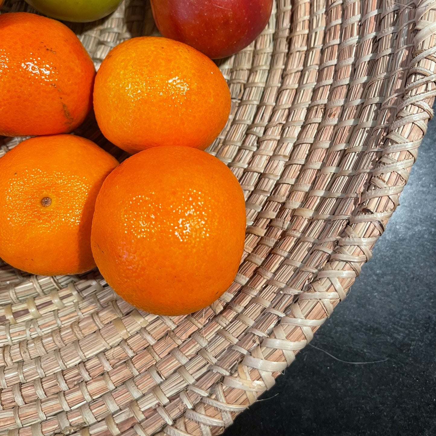 Brødbakke. Stor og vævet i søgræs med bæredygtige materialer. Natur farvet. Fair Trade fra Senegal