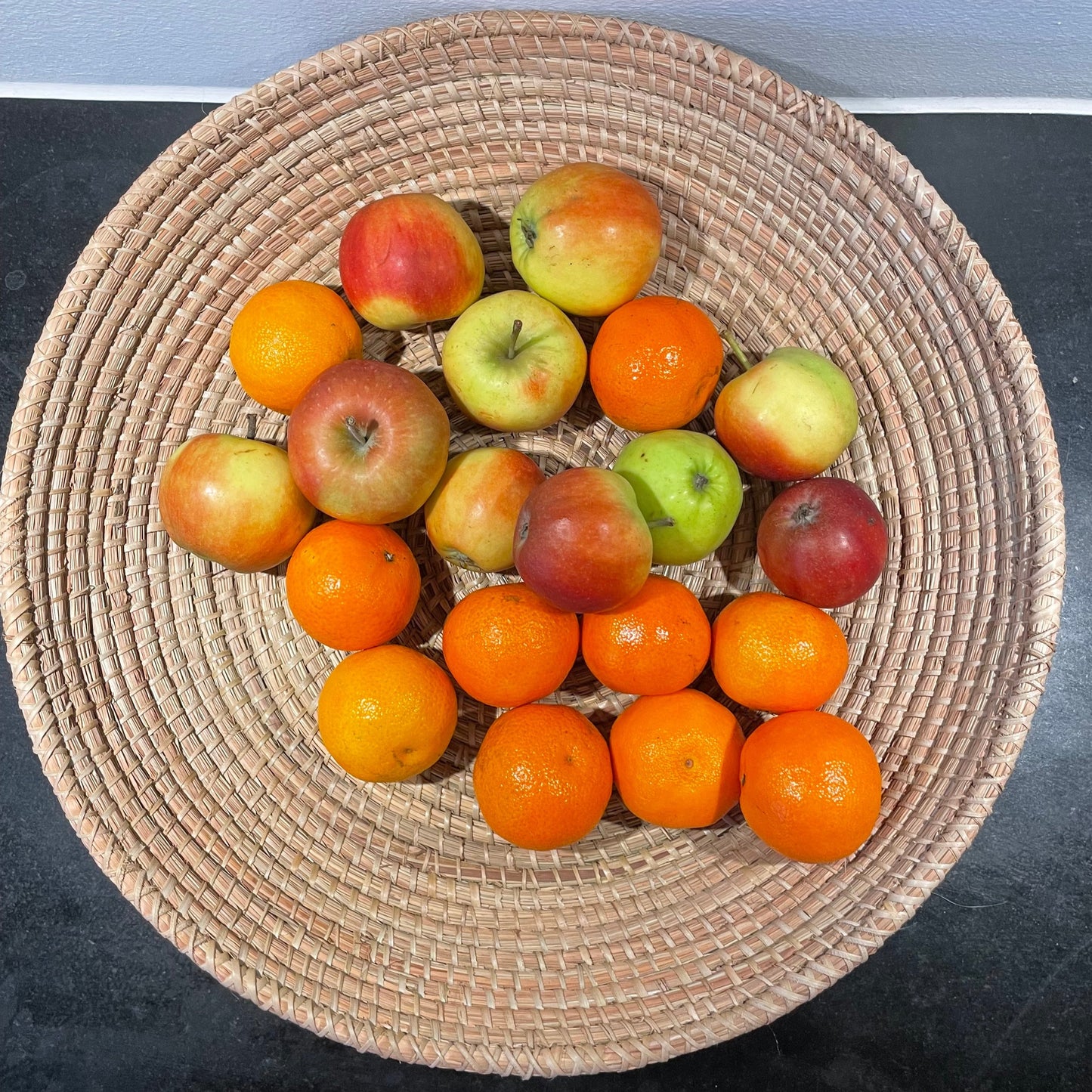 Brødbakke. Stor og vævet i søgræs med bæredygtige materialer. Natur farvet. Fair Trade fra Senegal