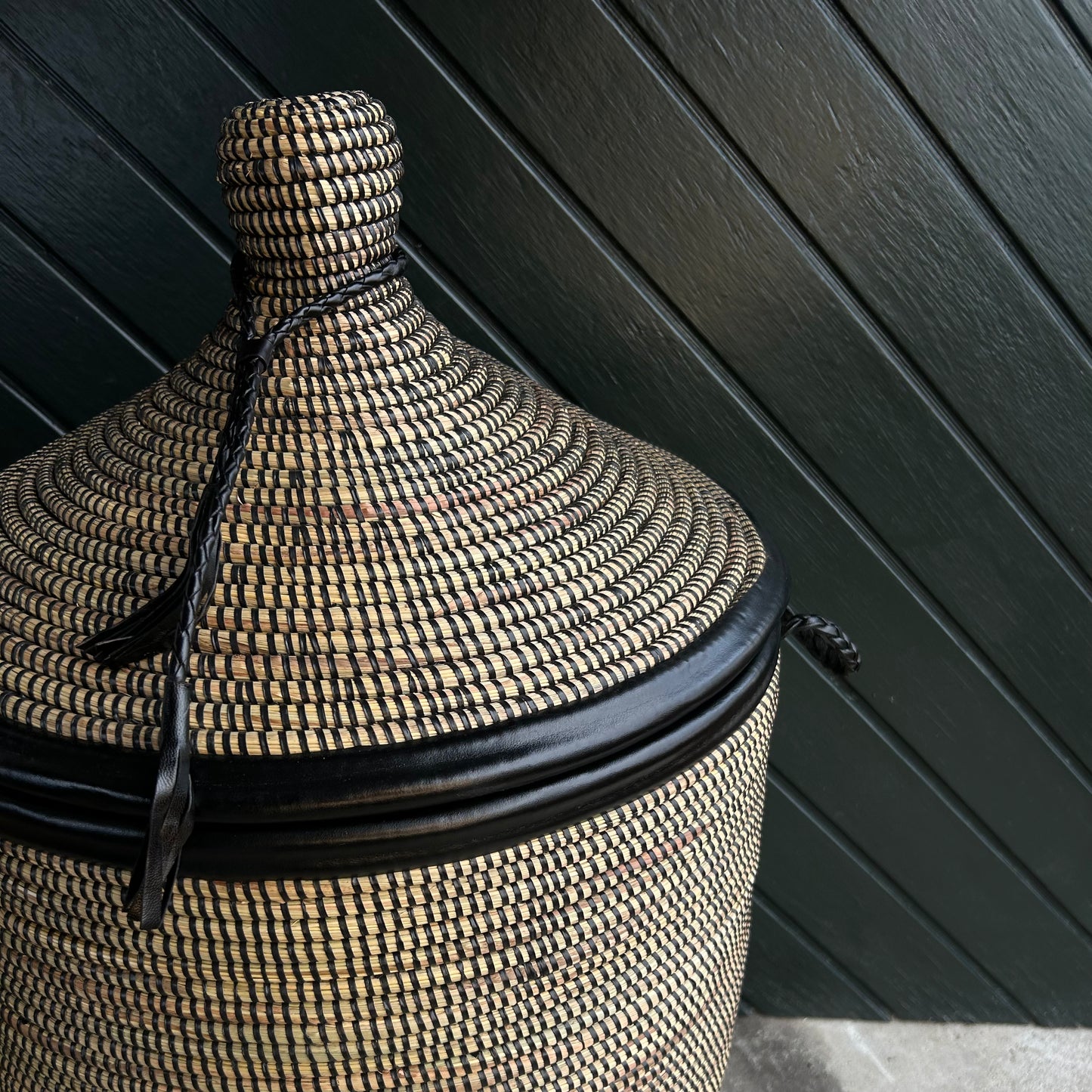 White laundry basket with leather details, hand braided with Senegal lid
