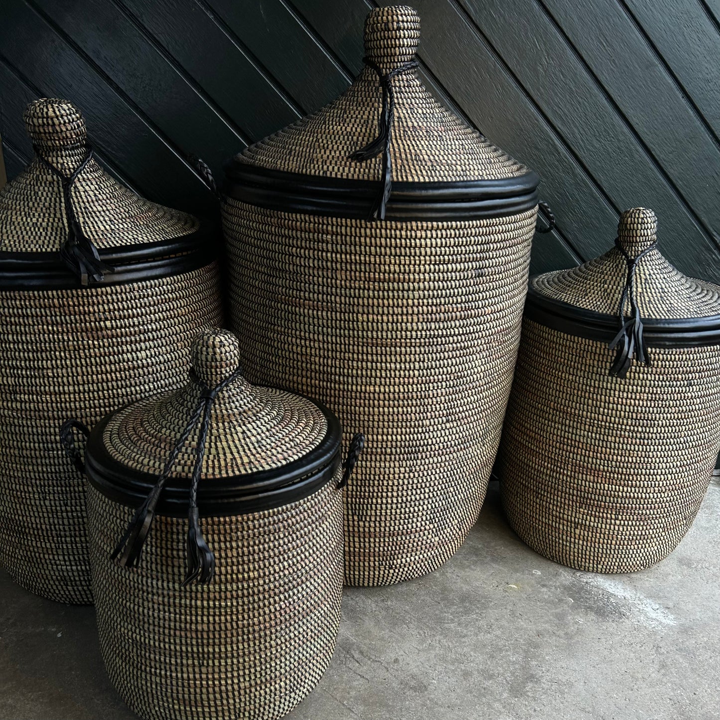 White laundry basket with leather details, hand braided with Senegal lid