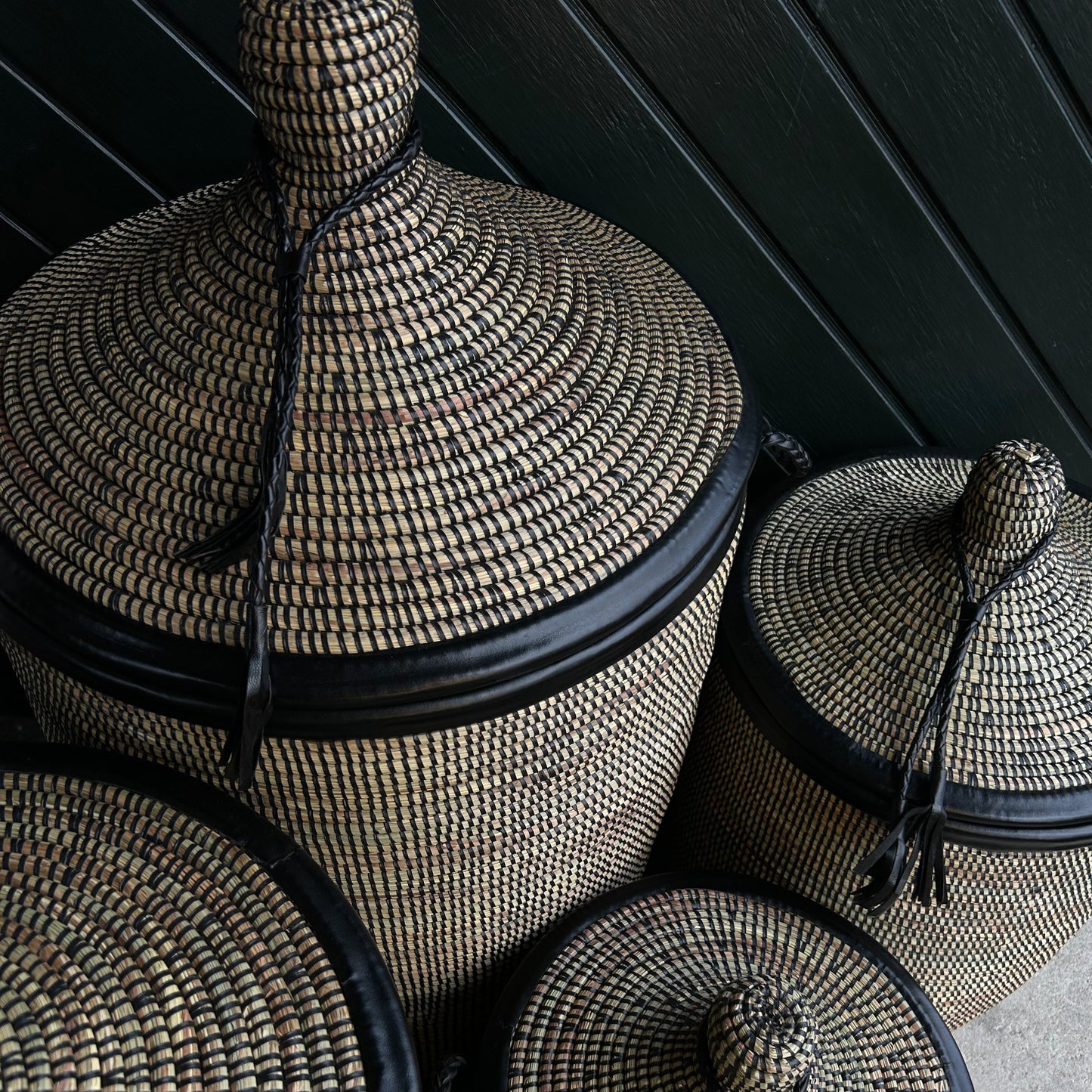 White laundry basket with leather details, hand braided with Senegal lid