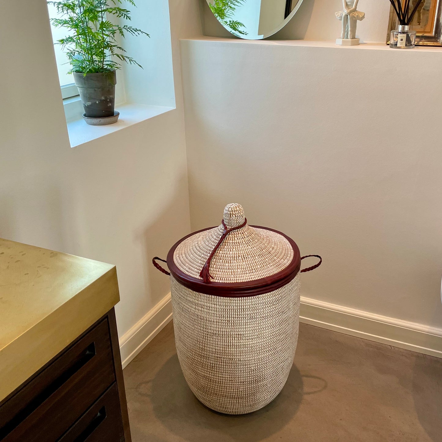 White laundry basket with leather details, hand braided with Senegal lid