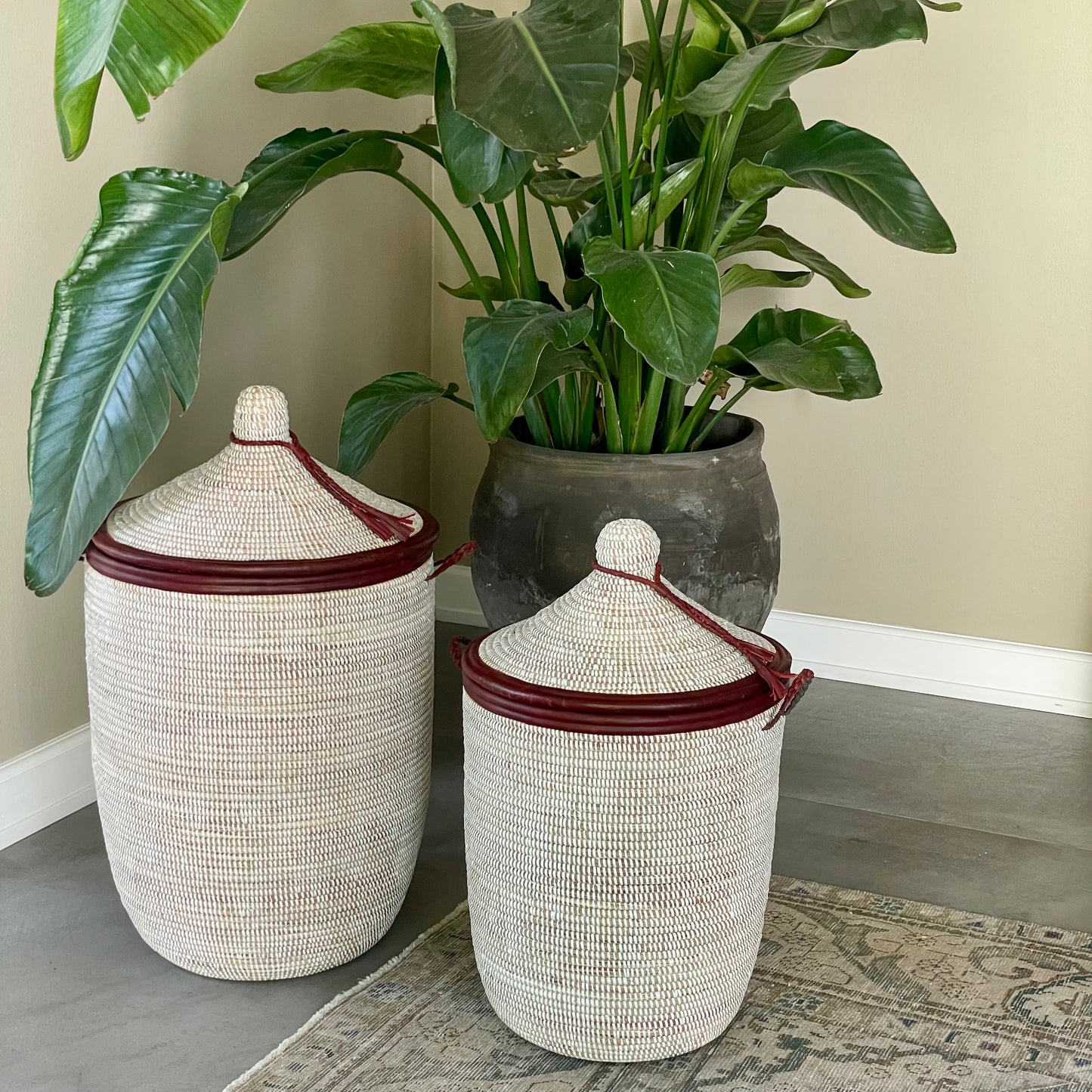 White laundry basket with leather details, hand braided with Senegal lid