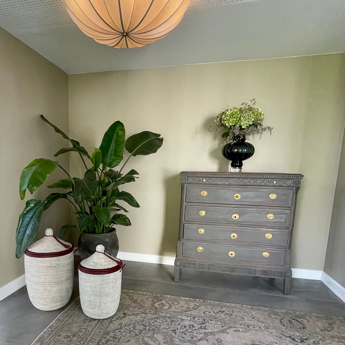 White laundry basket with leather details, hand braided with Senegal lid
