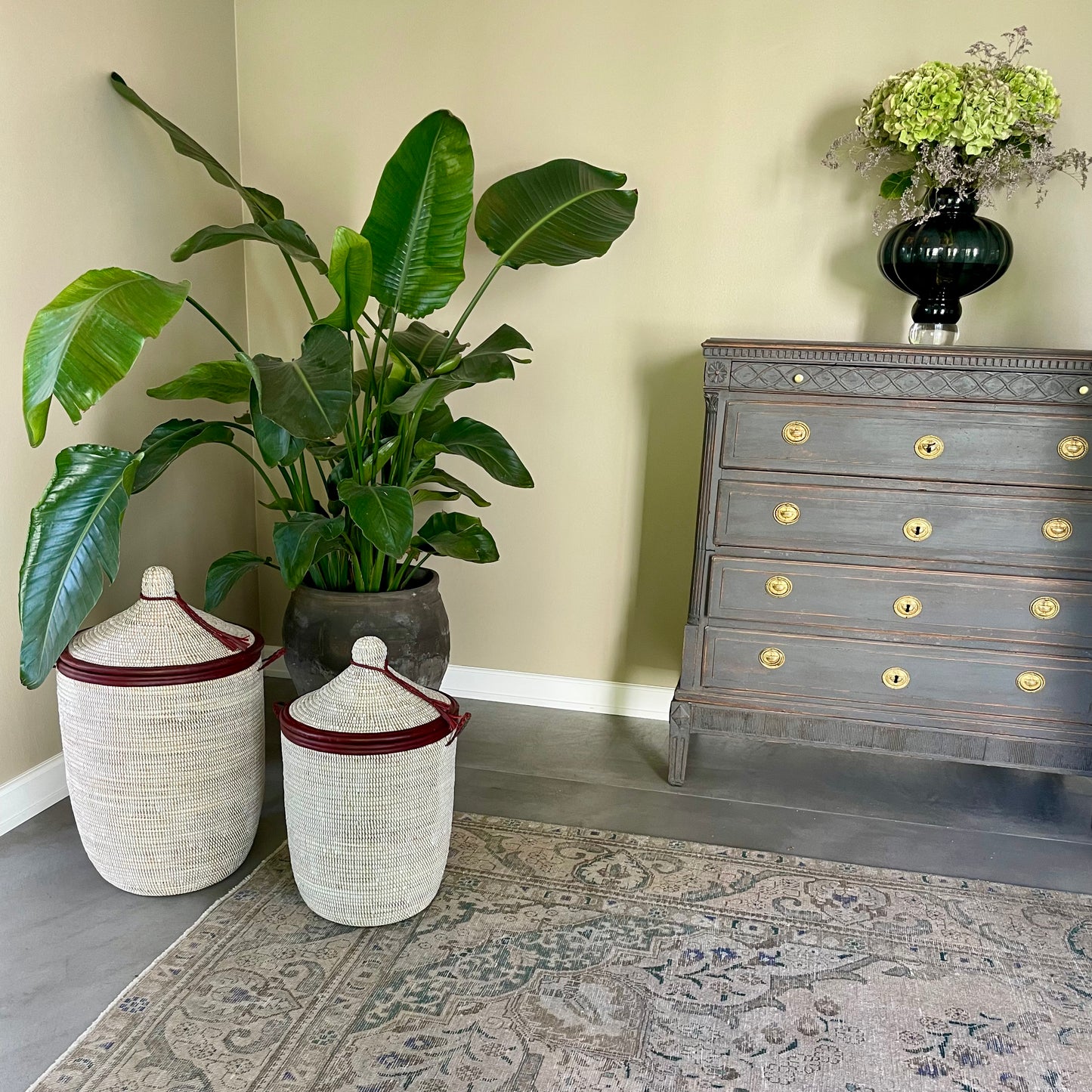 White laundry basket with leather details, hand braided with Senegal lid