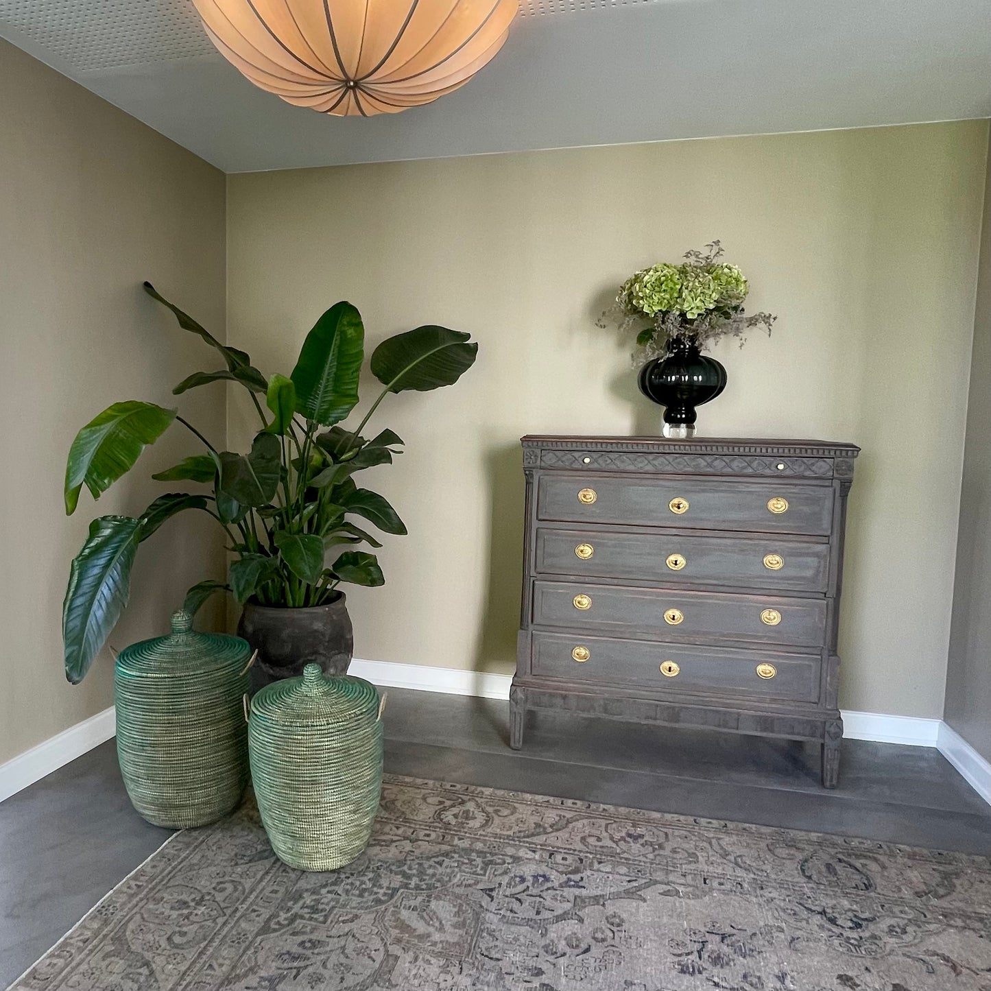 Grøn vasketøjskurv, håndflettet med Senegal-låg. Fair Trade