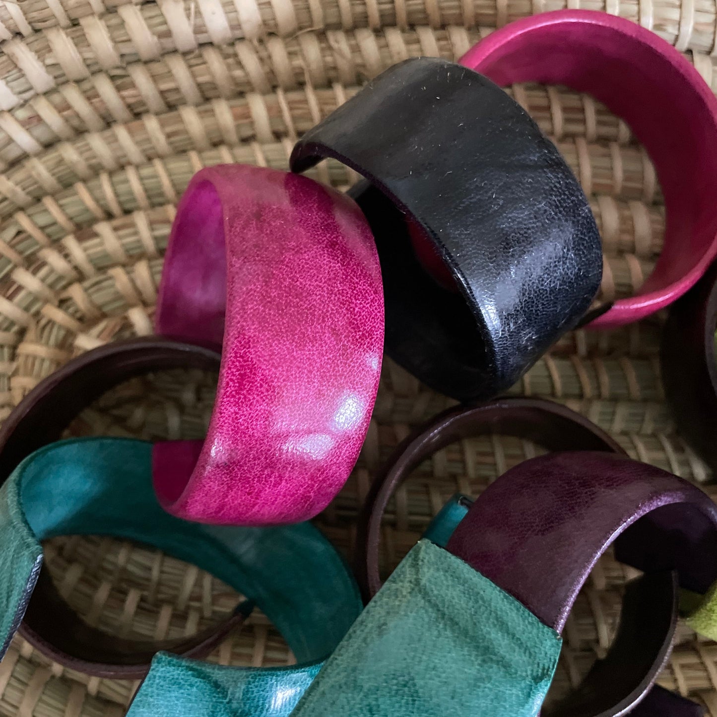 Bracelet in leather. Many colours. Handmade and Fair Trade from Burkina Faso
