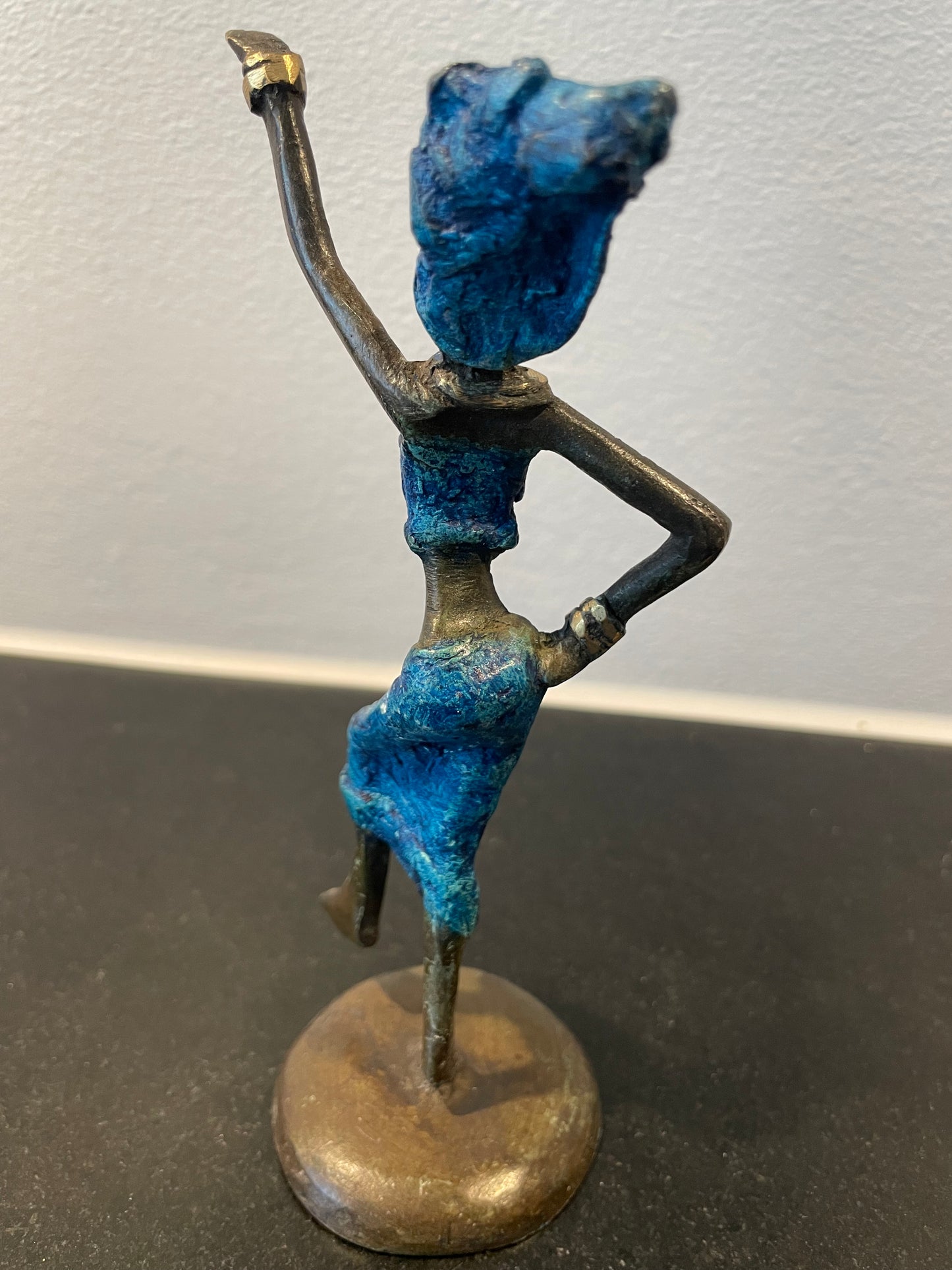 Brass art, Power woman 15-17 cm in recycled brass. Made Fair Trade in Burkina Faso