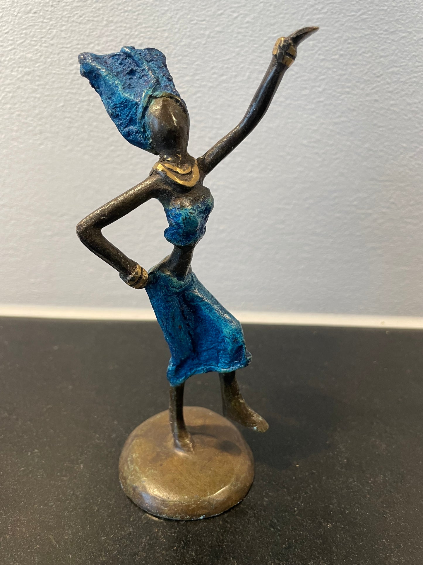 Brass art, Power woman 15-17 cm in recycled brass. Made Fair Trade in Burkina Faso