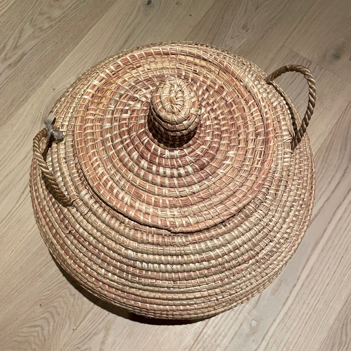 Ball baskets (Ndaa). Håndvævet kurv med låg i elefantgræs med genbrugsplast tråd. Fair Trade fra Senegal